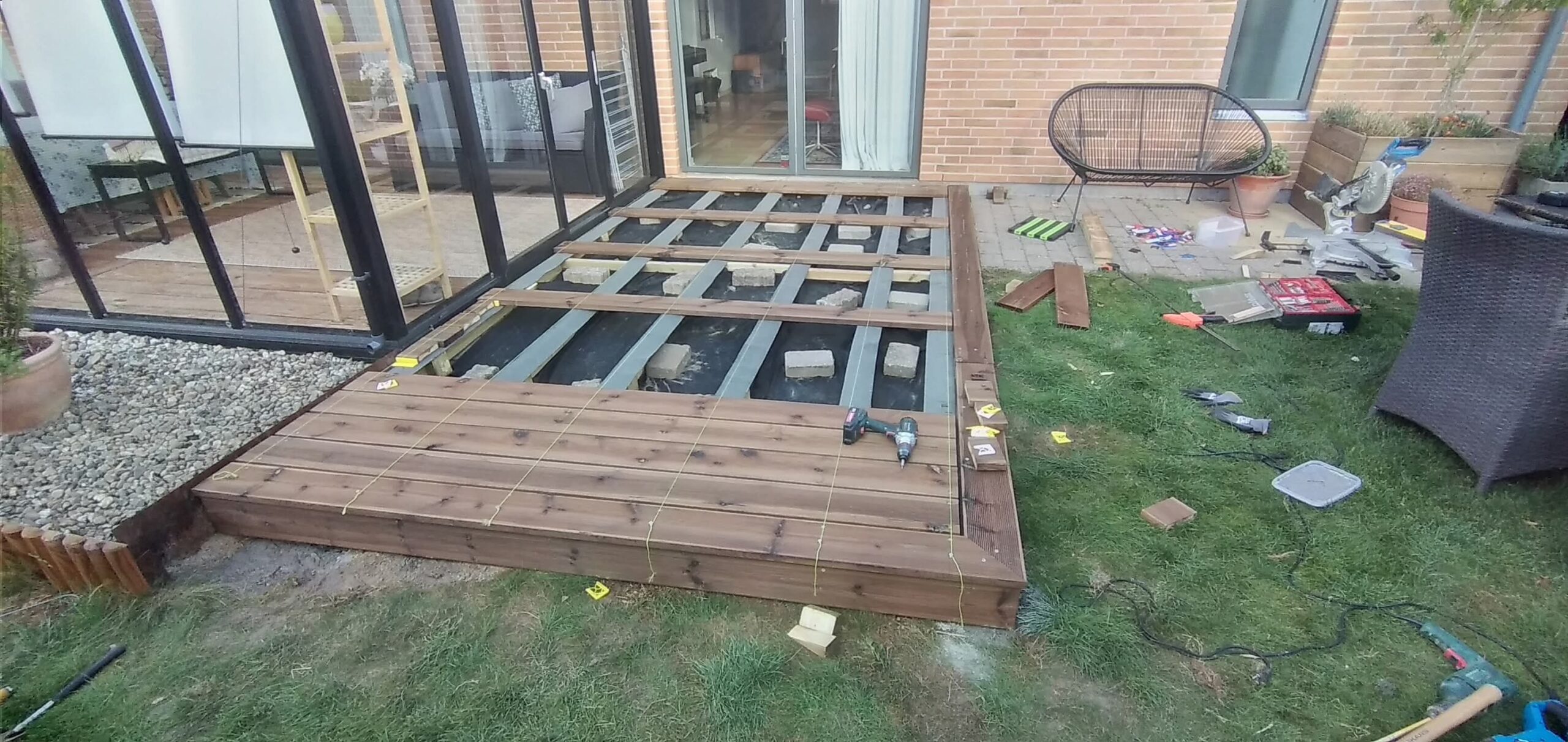Opbygning af træterrasse ved husets terrasse