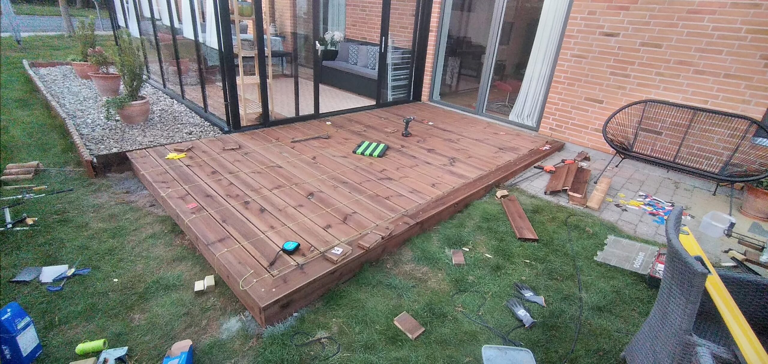 Ny træterrasse under opførelse i haven